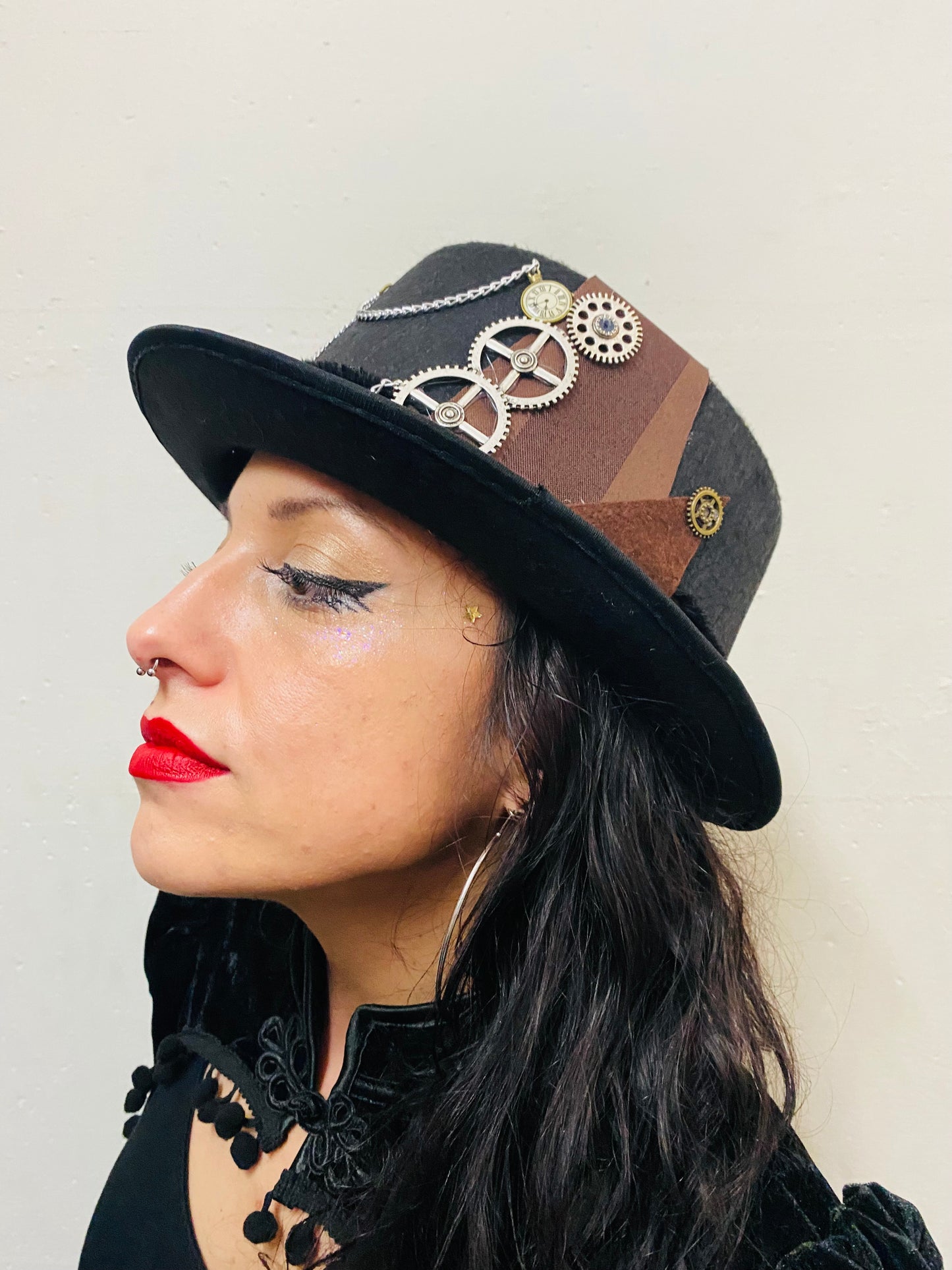 Key and Silver Chains Steampunk Top Hat (NN)