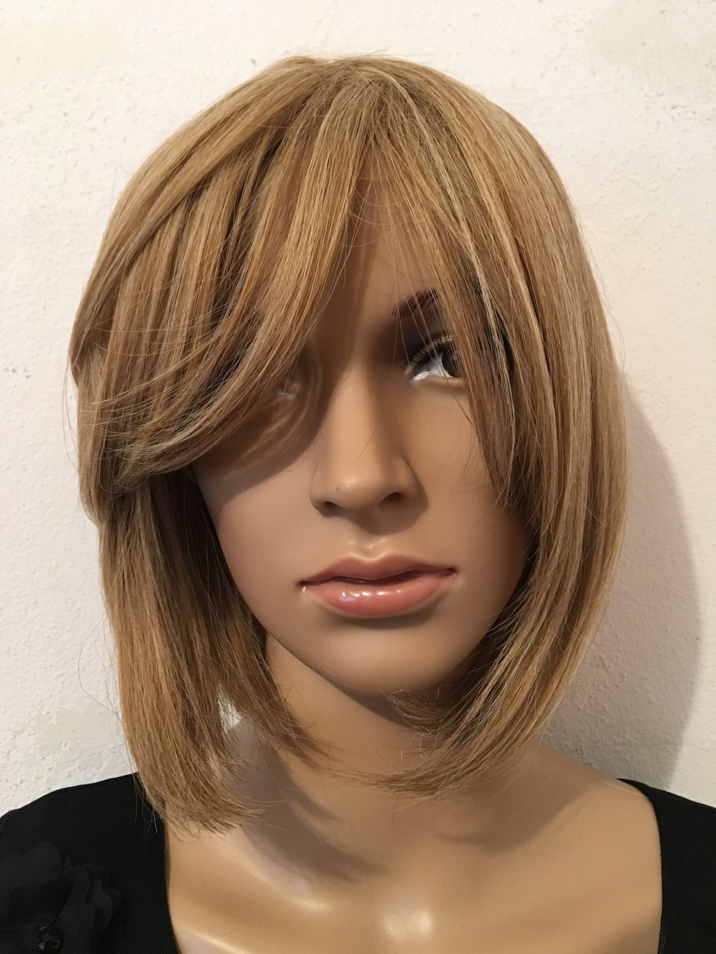 Sandy Blonde Deluxe Cropped Bob Wig