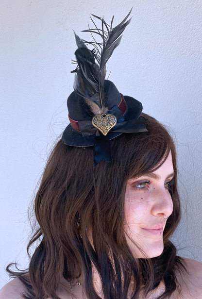 Steampunk Mini Hat with Gold Heart and Black Feathers (DDD)