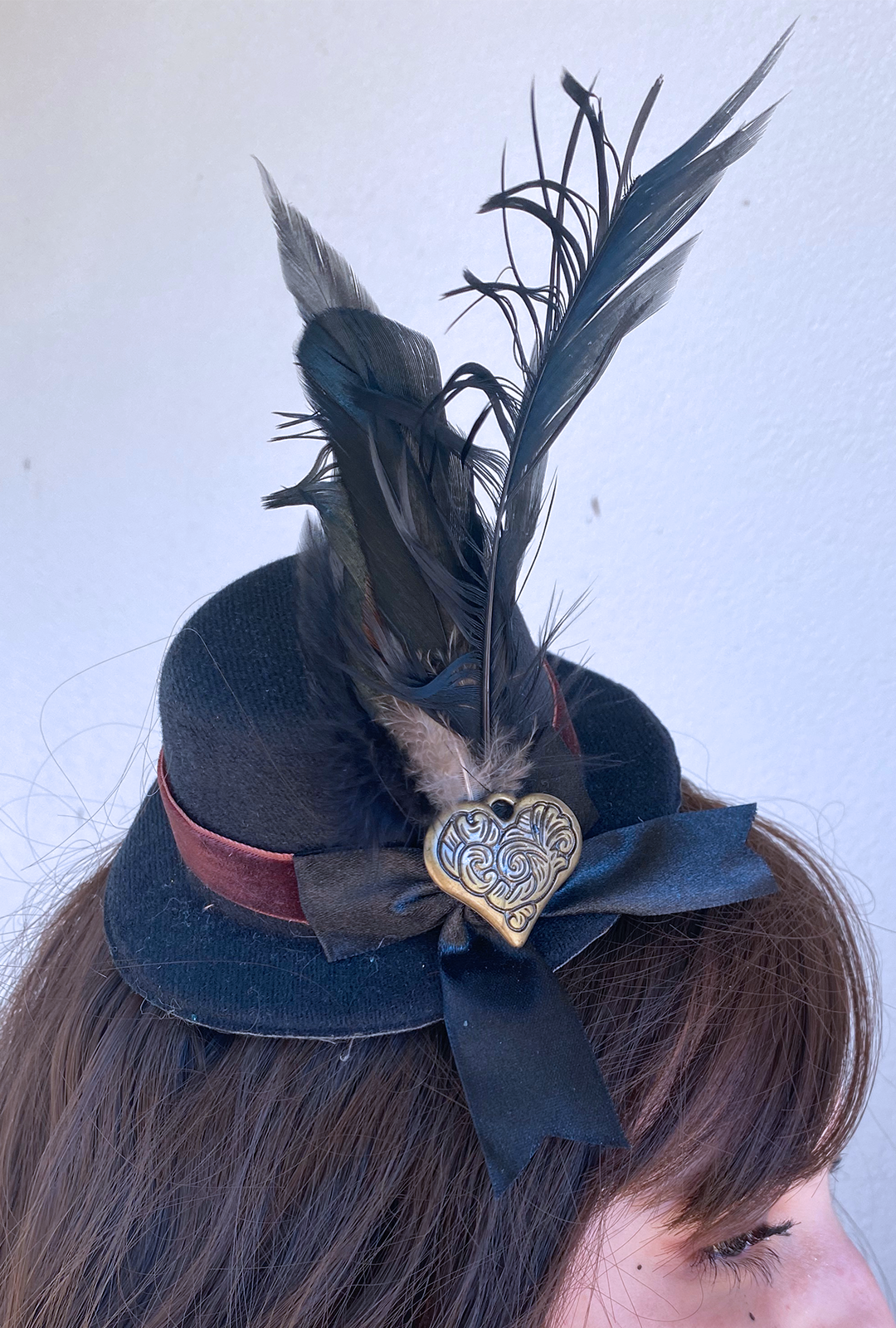 Steampunk Mini Hat with Gold Heart and Black Feathers (DDD)